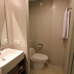 Deluxe Upper Floor Room Twin Bed City View